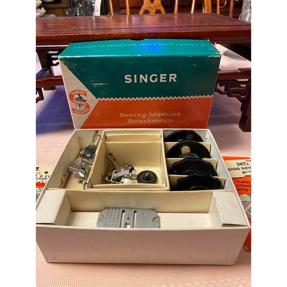 VTG Mixed Box Lot SINGER Sewing Machine Attachments for Class 600 machines - Picture 8 of 15